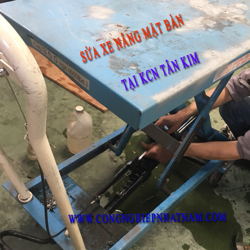 Hình ảnh sửa chữa xe nâng mặt bàn KCN Tân Kim