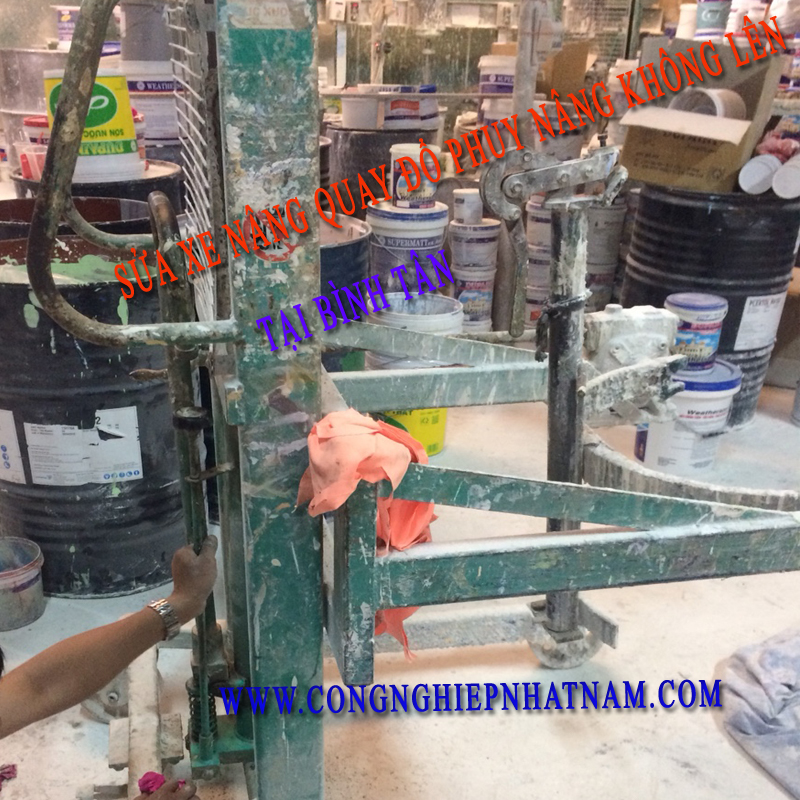 Hình ảnh sửa chữa xe nâng quay đổ phuy Binh Tân