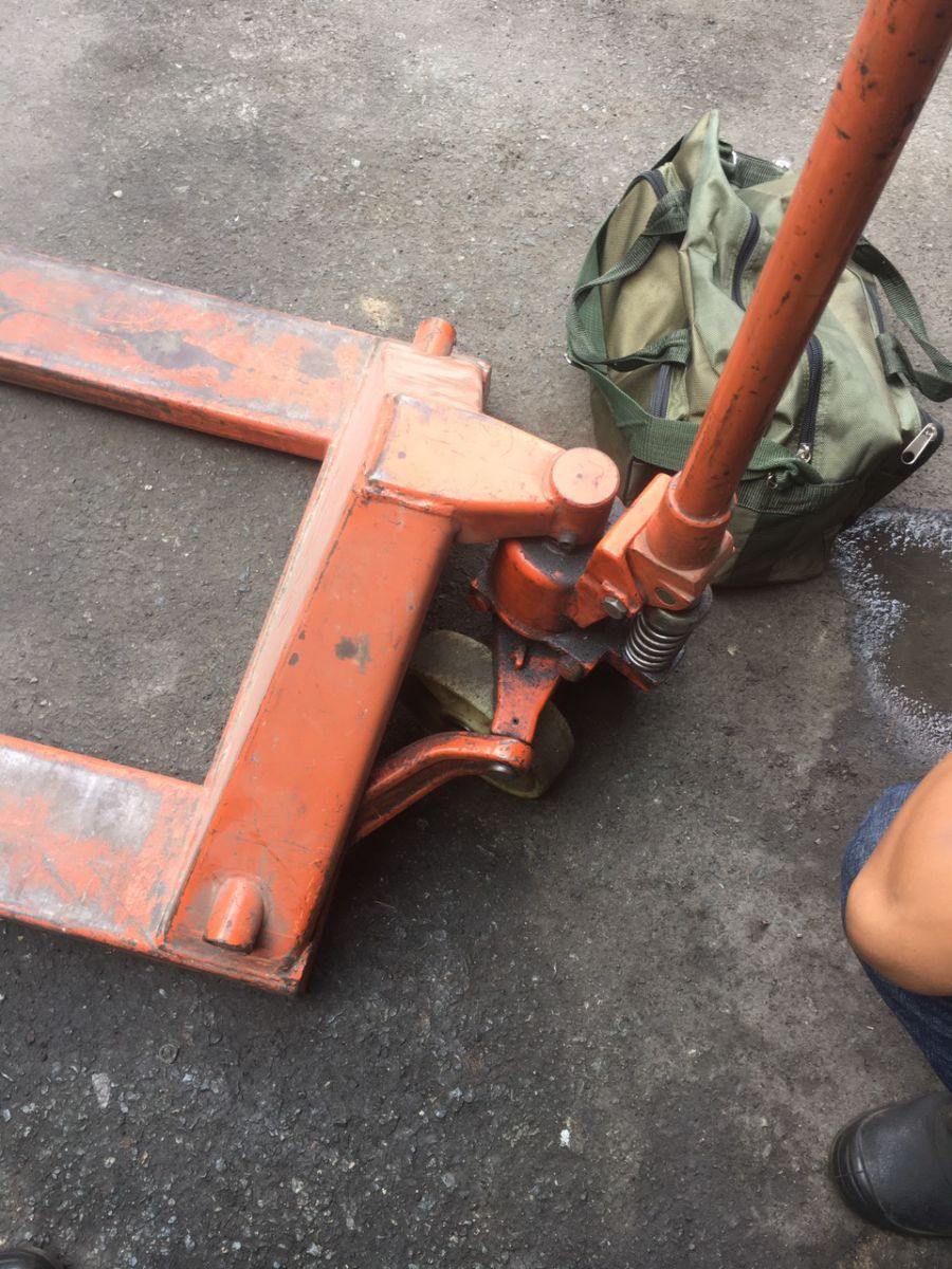 Khắc phục lỗi xe nâng tay bơm lên tụt xuống