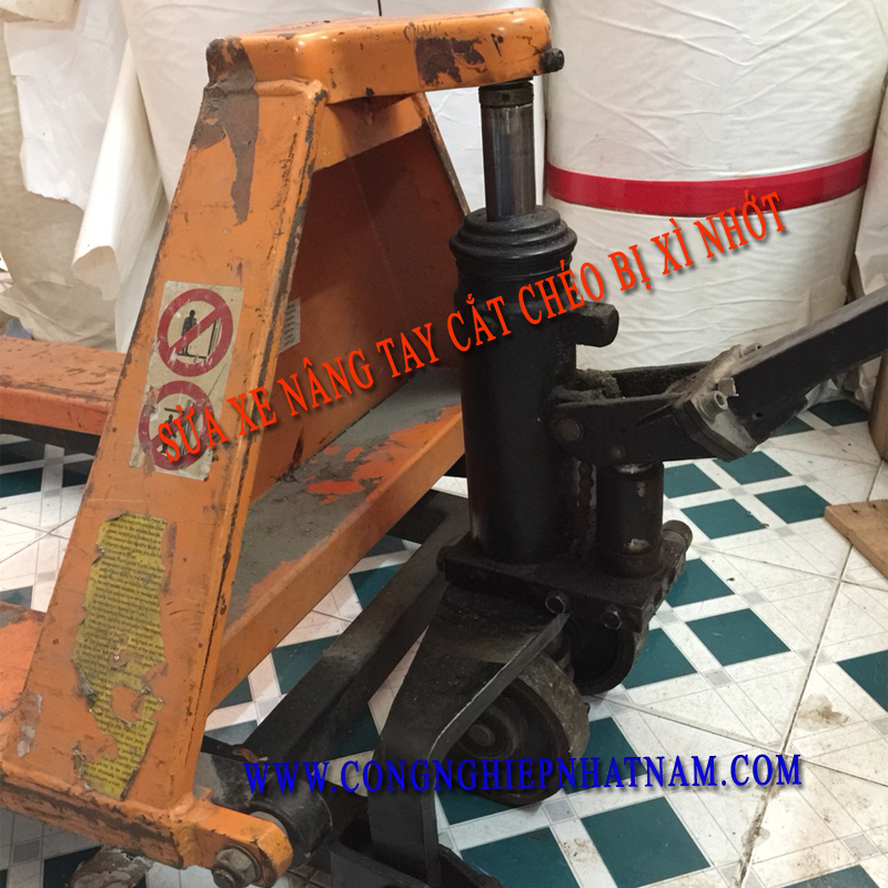 Hình ảnh sửa xe nâng tay cắt chéo tại Bình Tân