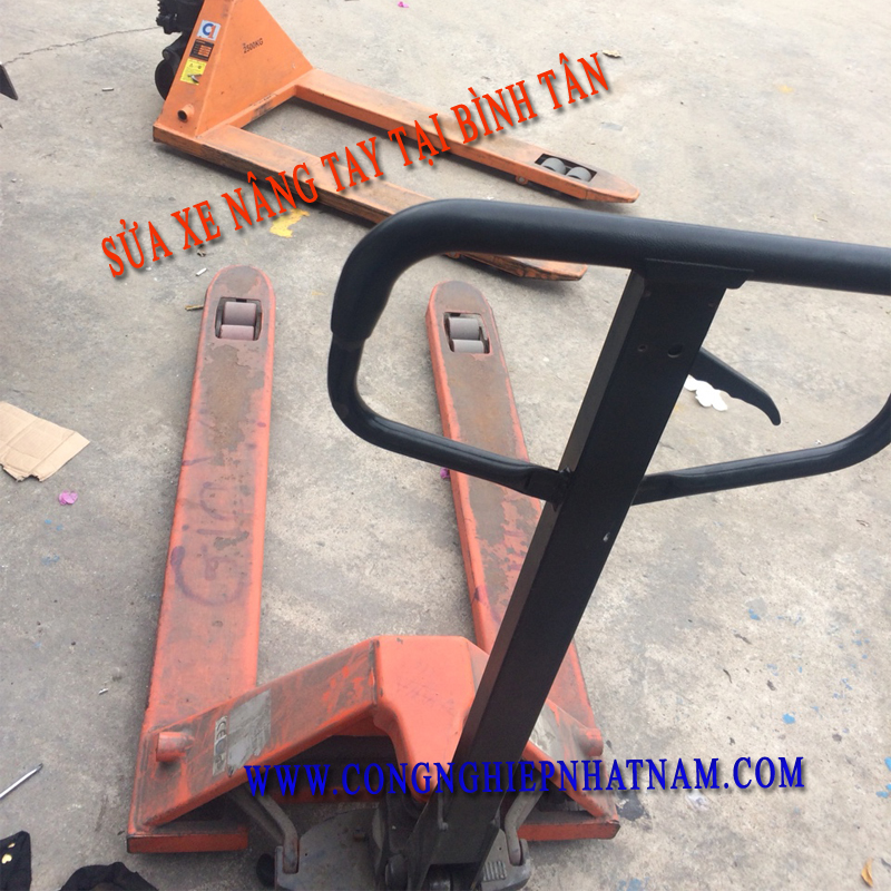Hình ảnh sửa chữa xe nâng tay tại Bình Tân