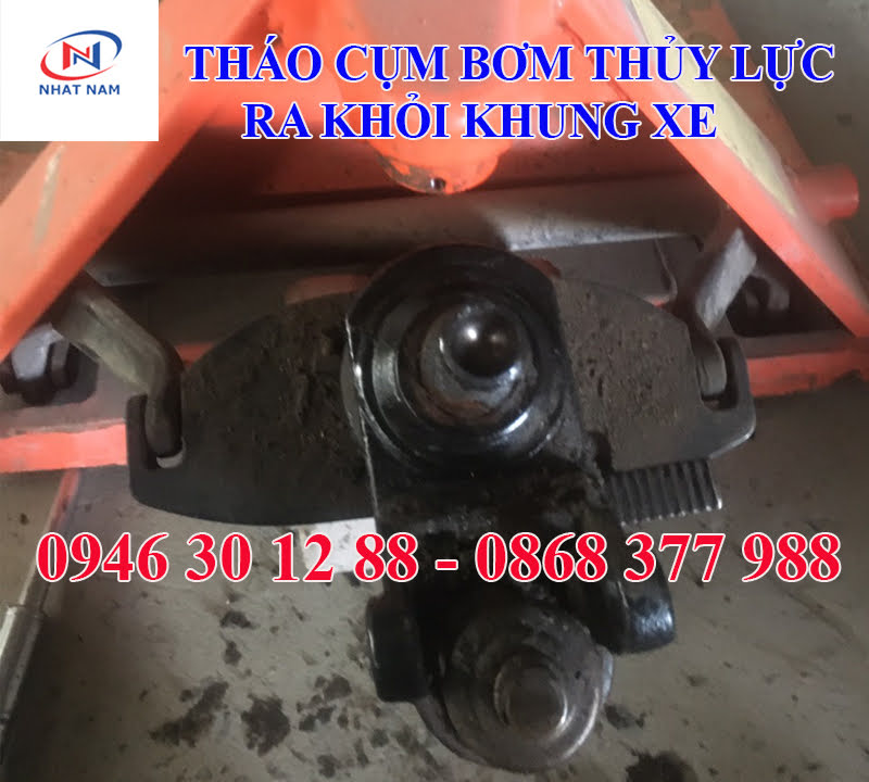 Tháo đầu bơm thủy lực ra khỏi khung xe