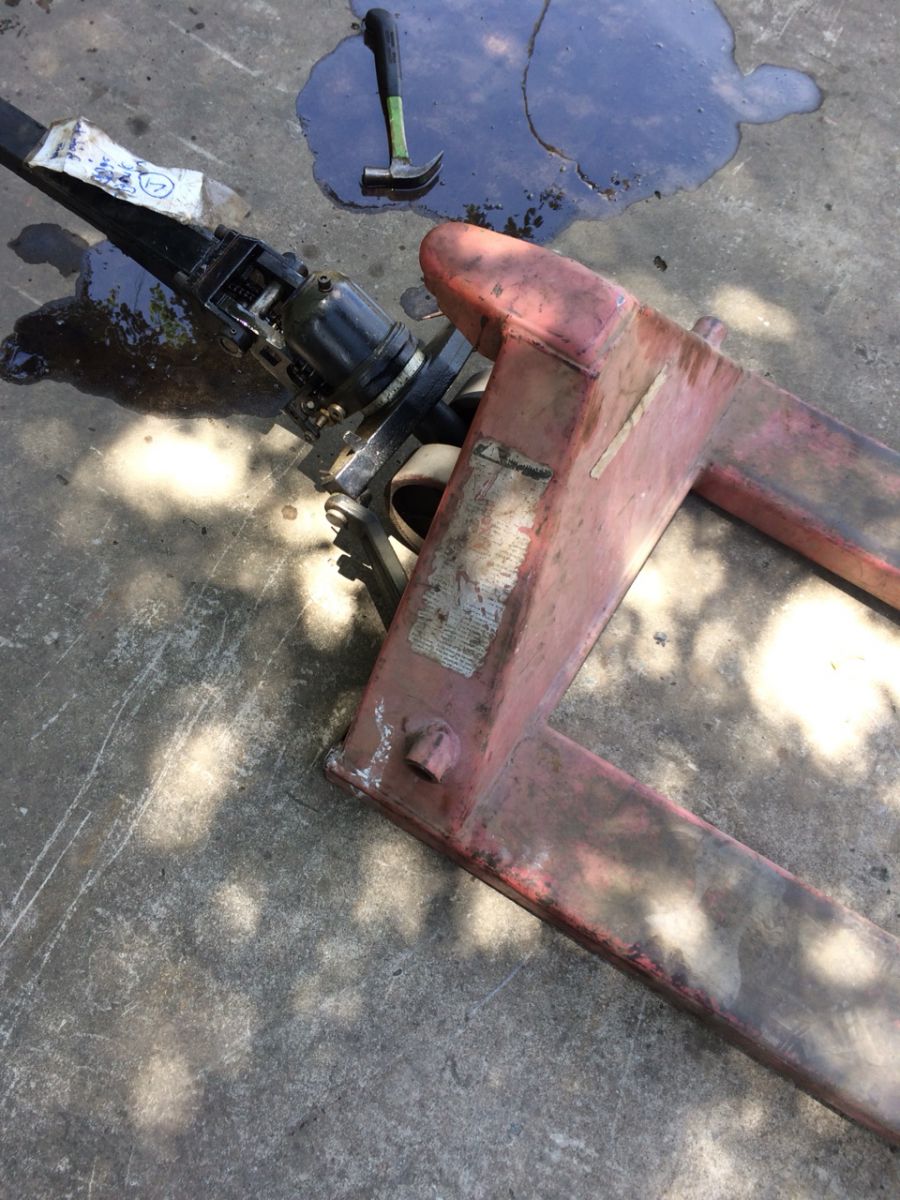 Hình ảnh tháo bơm thủy lực ra hỏi khung xe nâng tay