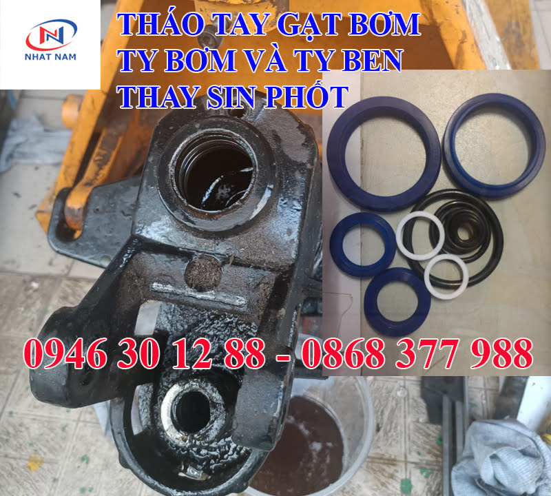Tháo tay gạt bơm thay sin phốt