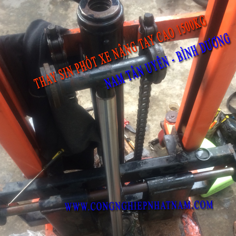 Hình ảnh sửa xe nâng tay cao tại Bình Dương