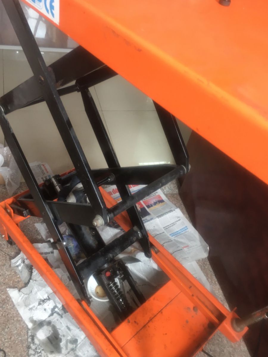 Xe nâng mặt bàn sau khi phục hồi bơm thủy lực