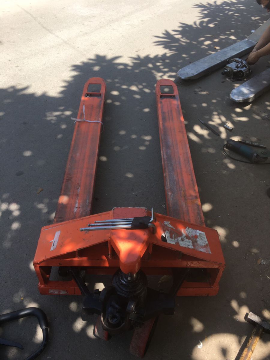 Xe nâng tay 5 tấn càng dài 1m8 xì nhớt