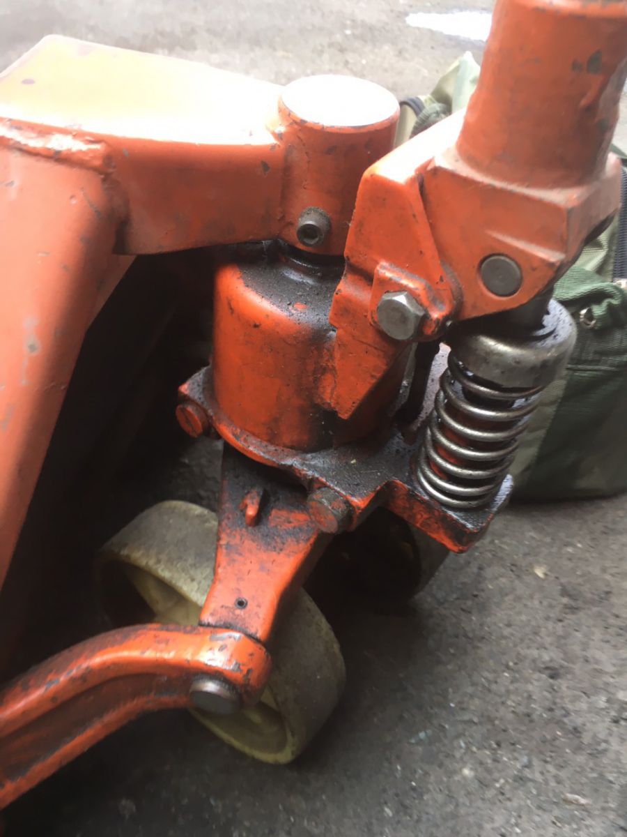 Hình ảnh xe nâng tay OPK Nhật bơm không lên