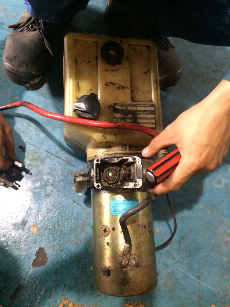Kiểm tra motor bơm xe nâng bán tự động
