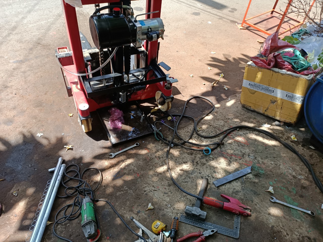 Chế xe nâng tay cao thành xe nâng bình ắc quy