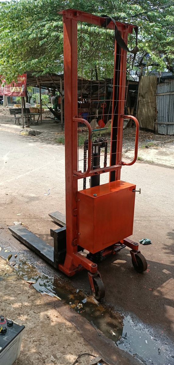 Hình ảnh xe nâng tay cao chế thành xe nâng bình ắc quy