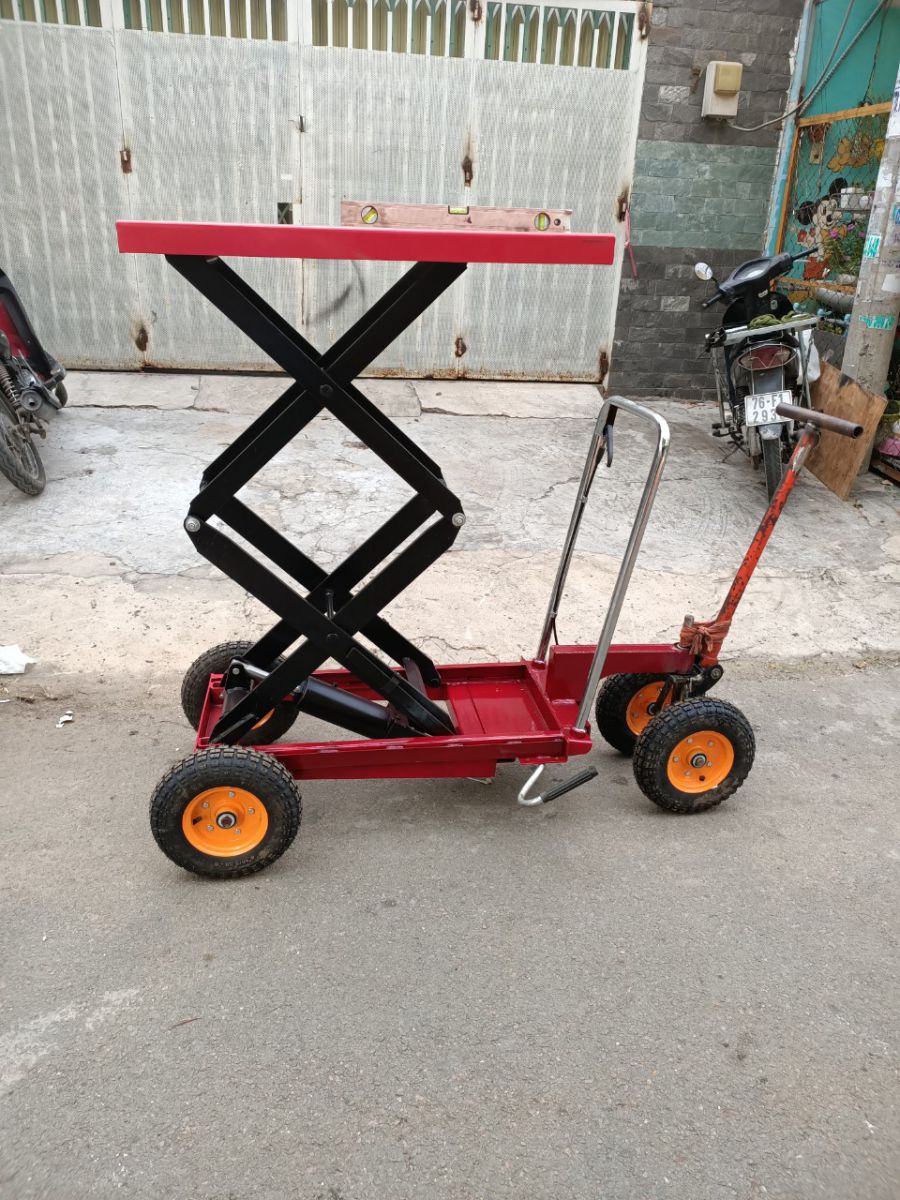 Xe nâng măt bàn 350kg nâng cao 1m5 bánh hơi 260mm