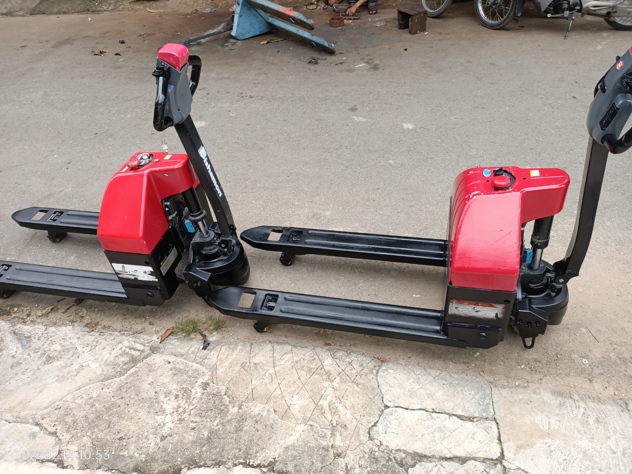 Xe nâng tay điện thấp