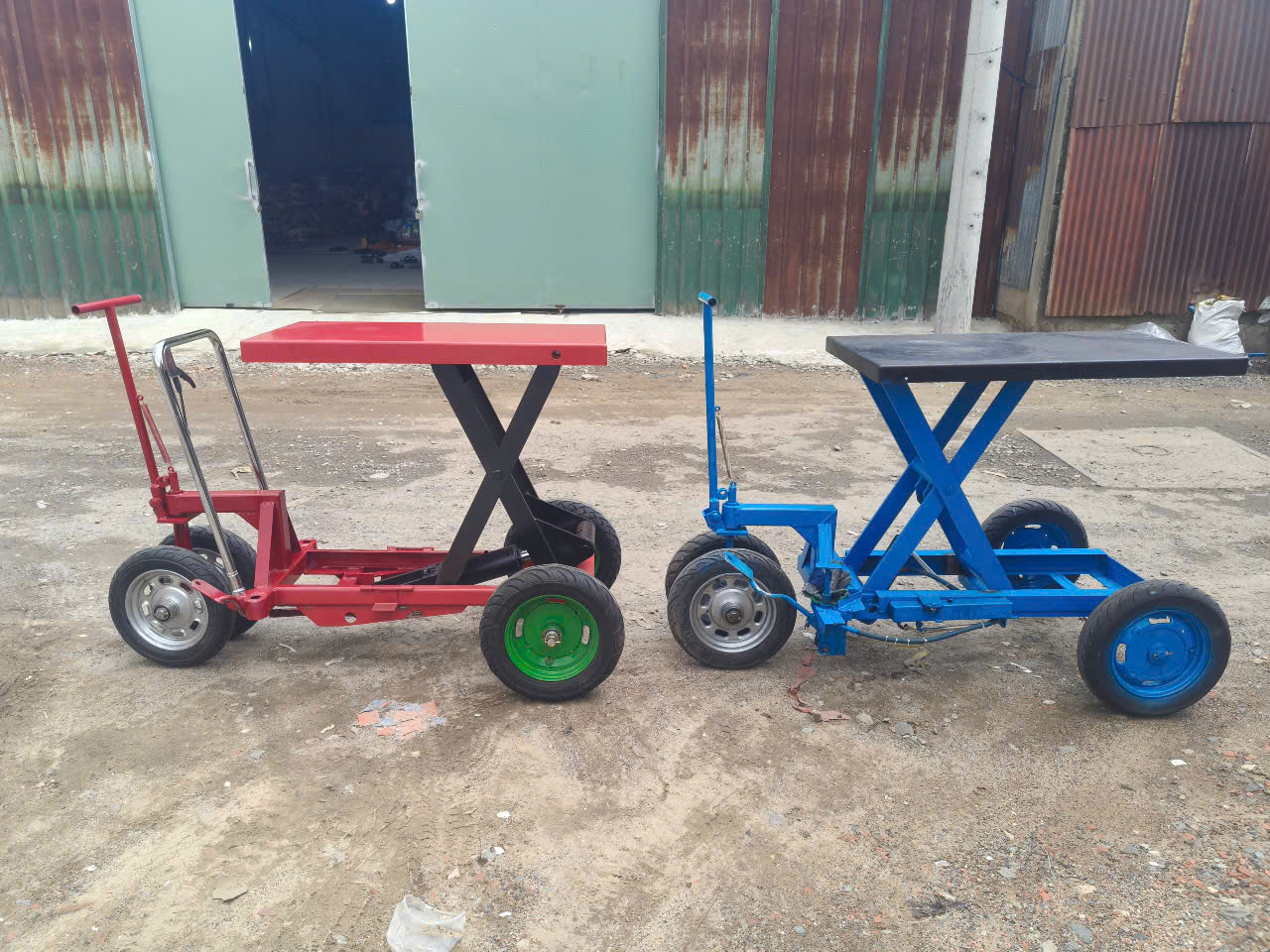 Xe nâng mặt bàn chế 4 bánh lớn kéo ngoài vườn 