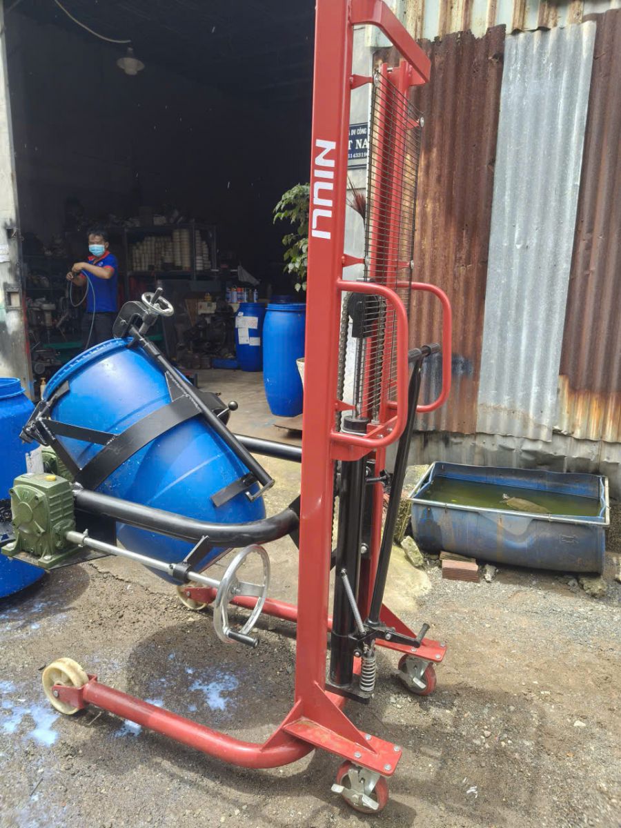 Xe nâng quay đổ phuy nhựa kích thước nhỏ