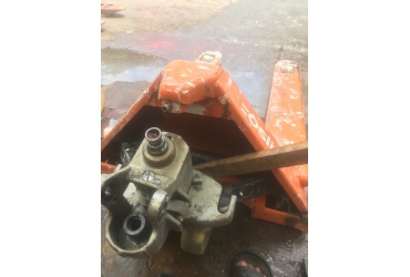 Cách tháo bơm thủy lực xe nâng tay đơn giản nhất