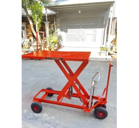 Xe nâng mặt bàn cũ Nhật chế bánh đặc 500Kg