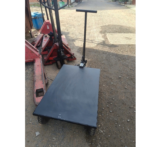 Xe kéo mặt bàn sử dụng 4 bánh đặc đường kính 250mm chịu tải 500kg